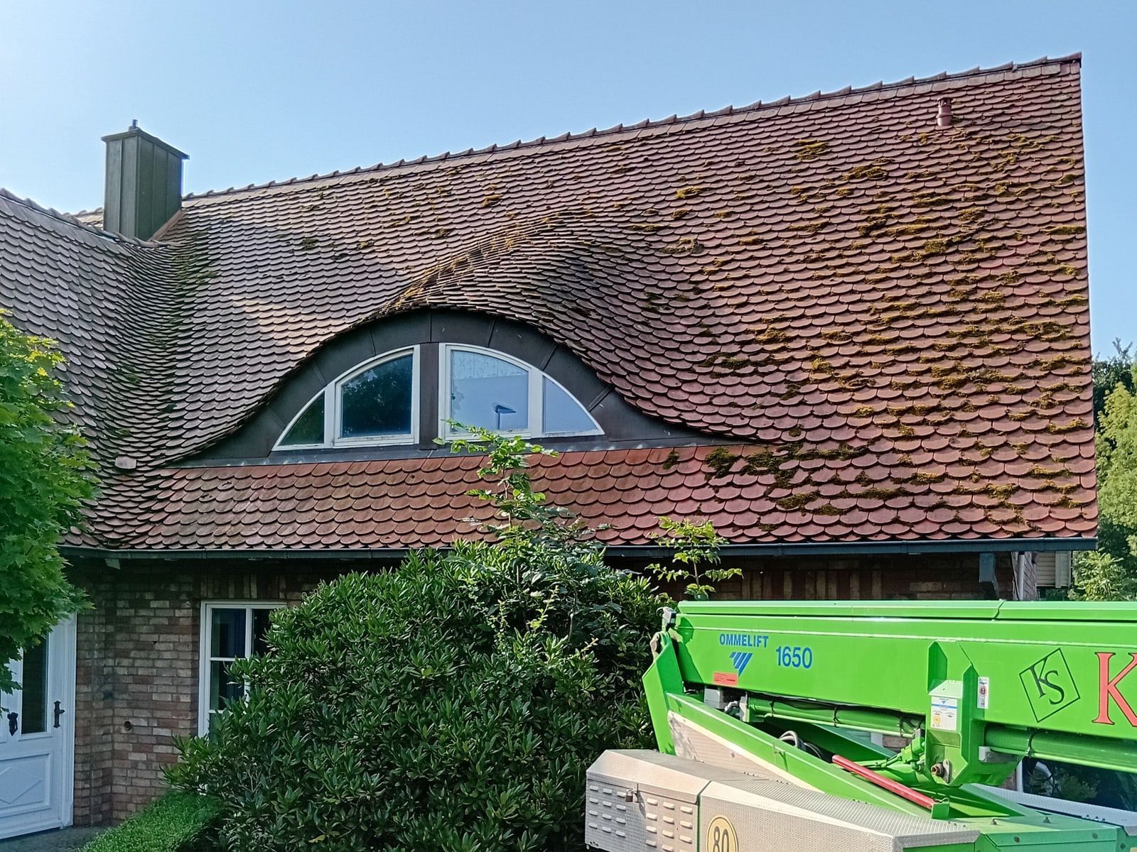 Einsatzfoto von ExpertRinnen: Hebebühne im Einsatz an einem Wohnhaus
